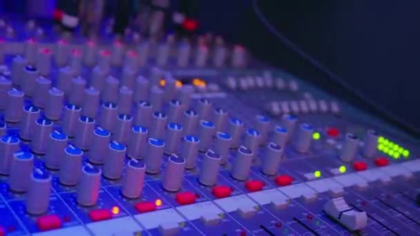 Objevte Svět Hudební Produkce Tímto Barevným Videem Představující Různé Mixéry — Stock video