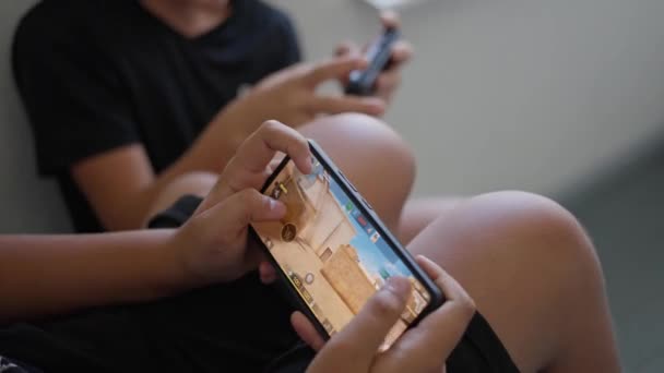 Dwóch Chłopców Siedzi Ławce Gra Gry Online Smartfonach Młodzi Chłopcy — Wideo stockowe