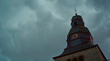 Protistan Kilisesi, gece gökyüzünün arka planında, şimşek ve fırtına, doğal fenomenler, kıyamet. Karanlık Gece 'de Fırtına ve Şimşek. Yüksek kalite 4k görüntü