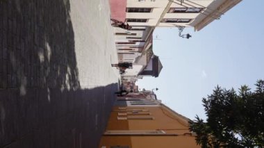 Tenerife, İspanya - Mart 2024: İspanya 'da geleneksel beyazlatılmış sokaklar, cazibe ve tarihin güzel bir harmanı. Bisikletçiler bisikletle Tenerife 'de geziniyor. Ağır çekim. 4k