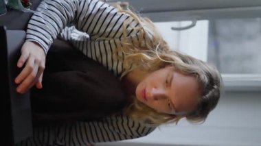 Akşamları Stylish Loft Apartmanında Dizüstü bilgisayar kullanan Çekici Kadın. Yaratıcı Kadın, Sosyal Medya Denetleme, İnternet Tarama. Büyük Pencere 'den Şehir Manzarası. dikey video. 4k