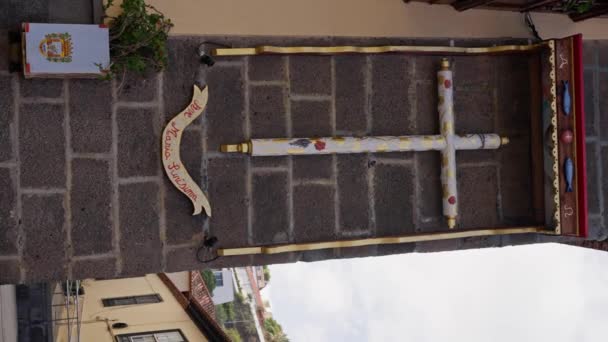 Τενερίφη Ισπανία Αινιγματικοί Ξύλινοι Σταυροί Κοσμούν Πέτρινους Τοίχους Προκαλώντας Μια — Αρχείο Βίντεο