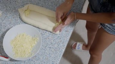 Kadınların elleri ahşap masada khachapuri pişirirken yakın çekim görüntüsü. Kadın leziz Gürcü yemekleri yapmak için hamur hazırlıyor. Gürcistan mutfağı. Gürcü restoranı. - Evet. Yüksek kalite 4k görüntü