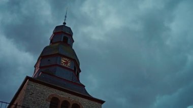 Protistan Kilisesi, gece gökyüzünün arka planında, şimşek ve fırtına, doğal fenomenler, kıyamet. Karanlık Gece 'de Fırtına ve Şimşek. Yüksek kalite 4k görüntü