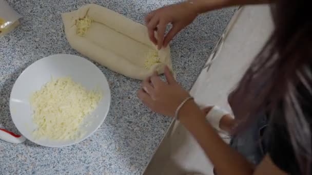 Detailní Pohled Ženské Ruce Vaření Khachapuri Dřevěném Stole Žena Připravuje — Stock video