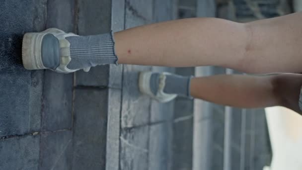 Ein Weibliches Bein Großaufnahme Ein Mädchen Erklimmt Einem Bewölkten Tag Lizenzfreies Stock-Filmmaterial