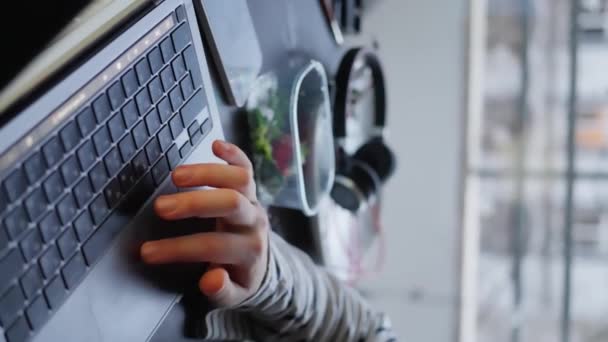 Вдохновлённая Леди Думает Ноутбуке Вечером Одиночестве Удаленный Работник Наблюдает Компьютером — стоковое видео