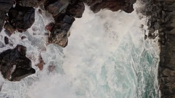 巨大な海の波が衝突し 大きな岩石でテネリフェ島の海岸で発泡する空中視界 深い青い海の水に出会いました バーティカルビデオ スローモーション 高品質の4K映像 — ストック動画