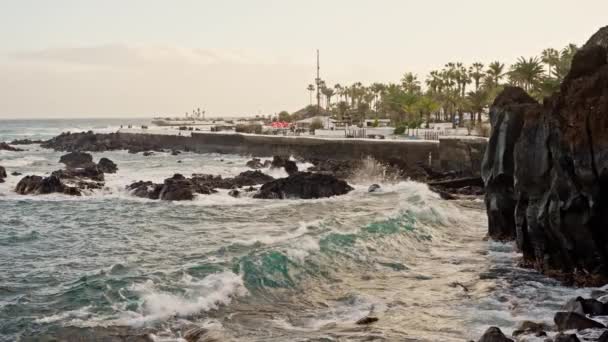 Vista Lateral Ondas Gigantes Oceano Batendo Espumando Costa Ilha Tenerife — Vídeo de Stock