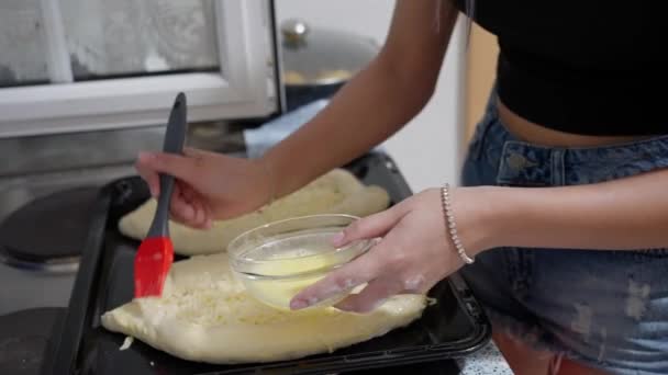 Bucătarul Îmbrăcăminte Brânză Georgiană Khachapuri Aluat Spălare Lichidă Folosind Perie — Videoclip de stoc