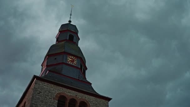 Protistan Church Vor Dem Hintergrund Des Nachthimmels Blitz Und Sturm Stock-Filmmaterial