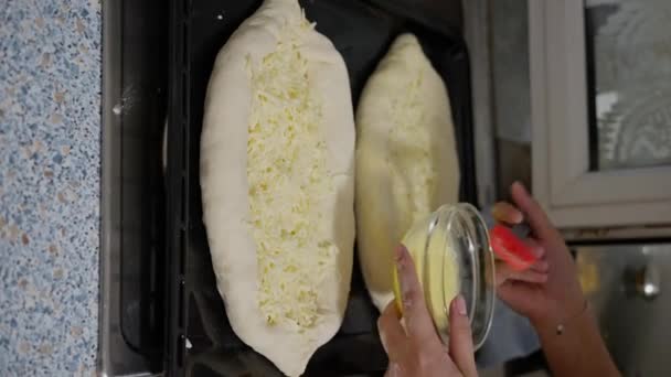 Der Koch Überzieht Den Georgischen Käsekhachapuri Teig Vor Dem Backen — Stockvideo