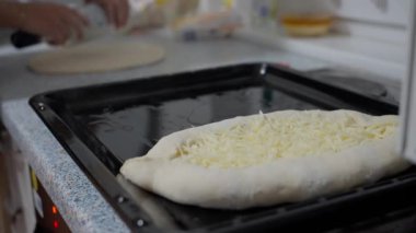 Kadınların elleri ahşap masada khachapuri pişirirken yakın çekim görüntüsü. Kadın leziz Gürcü yemekleri yapmak için hamur hazırlıyor. Gürcistan mutfağı. Gürcü restoranı. - Evet. Yüksek kalite 4k görüntü