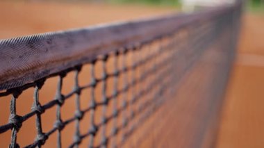 Bu kil sahadaki bir tenis ağının harika bir fotoğrafı, spor ve eğlence temaları için mükemmel.