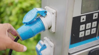 Bir istasyonda, eko-dost enerjiyi vurgulayan bir elektrikli aracın yakın çekimi.