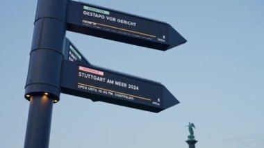 Almanya Stuttgart, 19 08 2024 şehir merkezi. Kentsel tabela, kent sakinleri ve ziyaretçileri çeşitli kültürel etkinlik ve mekanlara etkin bir şekilde işaret ediyor