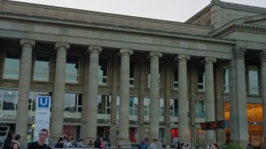 Almanya Stuttgart, 19 08 2024 şehir merkezi. Büyük mimari sütunlara ve inanılmaz derecede canlı kentsel çevreye sahip tarihi bir kamu binası.