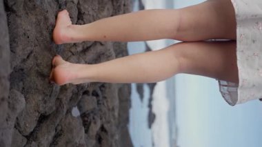 Çıplak ayaklar yumuşak, sıcak kayaların üzerinde dinlenir. Huzurlu, sakin su, sakinlik ve özgürlük hissi uyandırır.