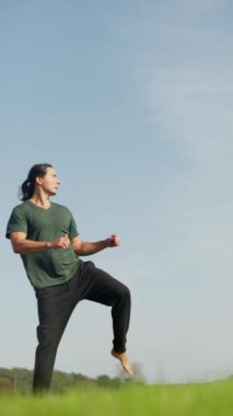  Ağır çekim. Şaşırtıcı bir doğal ortamda, yetenekli bir dövüş sanatçısı olağanüstü bir tekniği olan yüksek bir tekme atar.