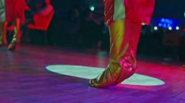 Dinamik ayak hareketlerini ve enerjik ifadeleri gözler önüne seren canlı ve büyüleyici bir dans gösterisi.