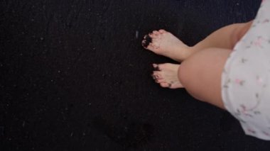 Huzurlu bir an başlıyor. Huzur veren, çarpıcı bir siyah kumsalda yalın ayak yürüyen bir insan gibi.