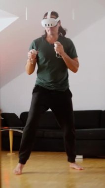 Büyüleyici bir VR çalışma oturumuna dalmış aktif hareket ve yüksek nişan seviyeleri sergiliyor.