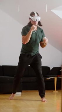 Çağdaş bir oturma odası ortamında sanal gerçeklik oyunlarına kendini kaptırmış bir kişi.