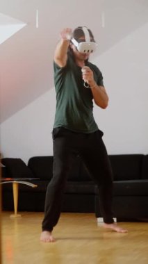 Bir birey çarpıcı bir fütürist maske takarken modern bir kapalı alanda enerjik bir şekilde hareket eder.