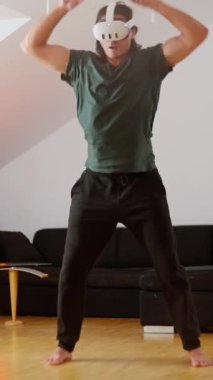 Bir insan şık ve modern bir iç mekan ortamında sanal gerçeklik egzersizinin tadını çıkarıyor.