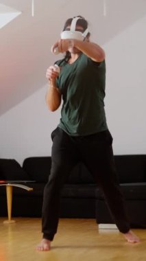 Enerjik bir sanal gerçeklik çalışmasına dalmış, modern fitness eğilimlerini etkin bir şekilde gözler önüne seren bir kişi.