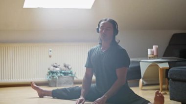 Yoga yapan, dingin bir ortamda esneklik ve farkındalık gösteren odaklanmış bir birey..