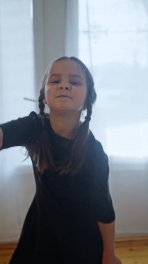 Yetenekli bir çocuk sanatçı, tutkulu bir dansla seyirciyi cezbeder. Zarafet ve derin duygular gösterir. Yavaş çekim