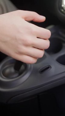 Modern bir araçta vites değiştirmek, gelişmiş araba kontrollerini vurgulamak ve dinamikleri yönlendirmek gibi ustalıkla bir el becerisi.