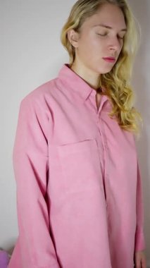 Yorgun bir kadın işten sonra yatağa düşer. Huzurlu ve güzel bir kadın portresi. Güzel pembe bir gömlek giymiş, sükunet ve zarafet saçıyor. Yavaş çekim