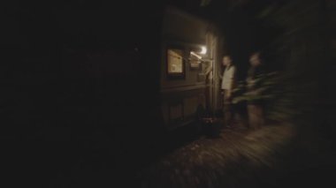 Yoğun yeşillik ve yer değiştiren gölgelerle kaplı loş bir kulübe, gözle görülür bir gizem ve belirsizlik hissi uyandırıyor. 4k