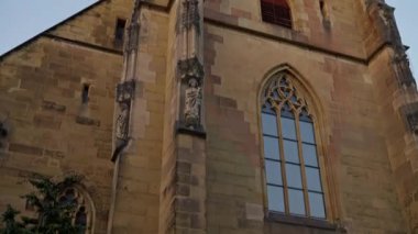 Karmaşık ve detaylı Gotik tasarım elementlerinin yanı sıra çarpıcı ve güzel bir pencere, klasik mimari sergisi