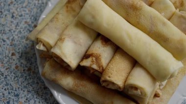 Güzelce sunulmuş, görsel olarak çekici krep yığını hem kahvaltı hem de tatlı için mükemmel.