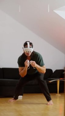 Bir VR kulaklık takarken sanatsal gerçeklik çalışmasına katılıyorsun.