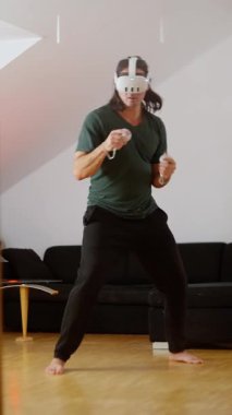 Sanal gerçeklik boksu deneyimi yaşamış bir kişi, gösteri sporu ve ileri teknoloji.