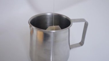 Sıcak suda zarif bir şekilde demlenen bir çay poşeti canlandırıcı ve rahatlatıcı bir içecek deneyimi sunar.