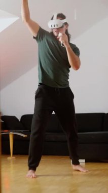 Bir kişi dinamik bir sanal gerçeklik ortamında aktif olarak egzersiz yapıyor, enerjik hareketler ve aktiviteler sergiliyor.