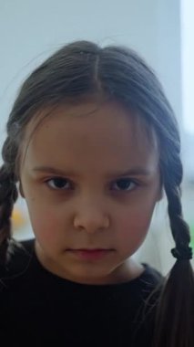  Çarşamba kostüm giyen genç bir çocuk siyah bir elbise içinde dans ediyor. Çarşamba konsepti. Çarşamba Dansı. Yüksek kalite 4k görüntü