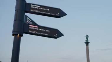 Almanya Stuttgart, 19 08 2024 şehir merkezi. Kentsel tabela, kent sakinleri ve ziyaretçileri çeşitli kültürel etkinlik ve mekanlara etkin bir şekilde işaret ediyor