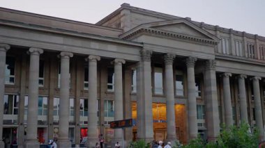 Almanya Stuttgart, 19 08 2024 şehir merkezi. Büyük mimari sütunlara ve inanılmaz derecede canlı kentsel çevreye sahip tarihi bir kamu binası.