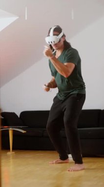 Bir insan, aktif bir yaşam tarzını sergileyerek, ev ortamında sanal gerçeklik oyunu deneyiminden zevk alır..