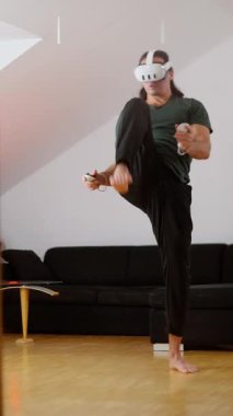 Sanal gerçeklik oyunlarıyla ilgilenen, aktif hareketler sergileyen ve bu deneyime kendini tamamen kaptırmış bir birey.