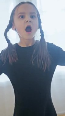  Çarşamba kostüm giyen genç bir çocuk siyah bir elbise içinde dans ediyor. Çarşamba konsepti. Çarşamba Dansı. Yüksek kalite 4k görüntü