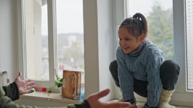 Çocuk Bakıcıları ve Çocuklar Arasındaki Sevgi ve Çocukluk Anları. Mutlu, neşeli bir çocuğun büyüleyici sahneleri ve sevgi dolu, şefkatli bir yetişkinin karşılıklı gülüşü ve sıcaklığı. Yavaş çekim