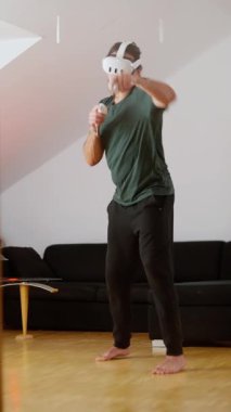 Canlı ve dinamik bir hareket sergileyen bir sanal gerçeklik uygunluk oturumuna derinden bağlı bir kişi.