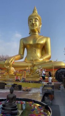 PATTAYA, THAILAND - 03 Aralık 2023: Khao Phra Tamnak 'taki Büyük Buda heykeli ile Wat Phra Yai tapınağında turistler. Pattaya tepesi. Yüksek kalite 4k görüntü
